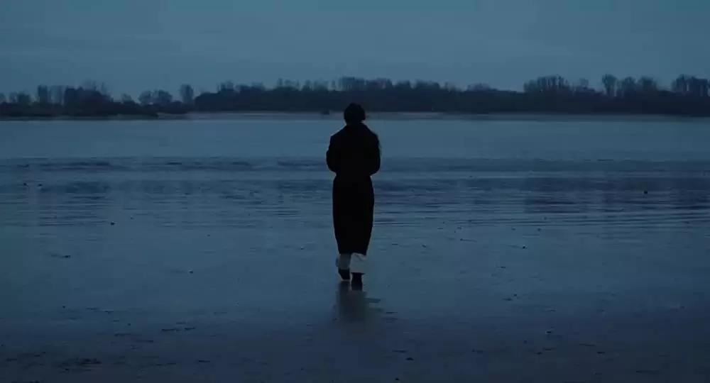 夜の浜辺でひとりの画像