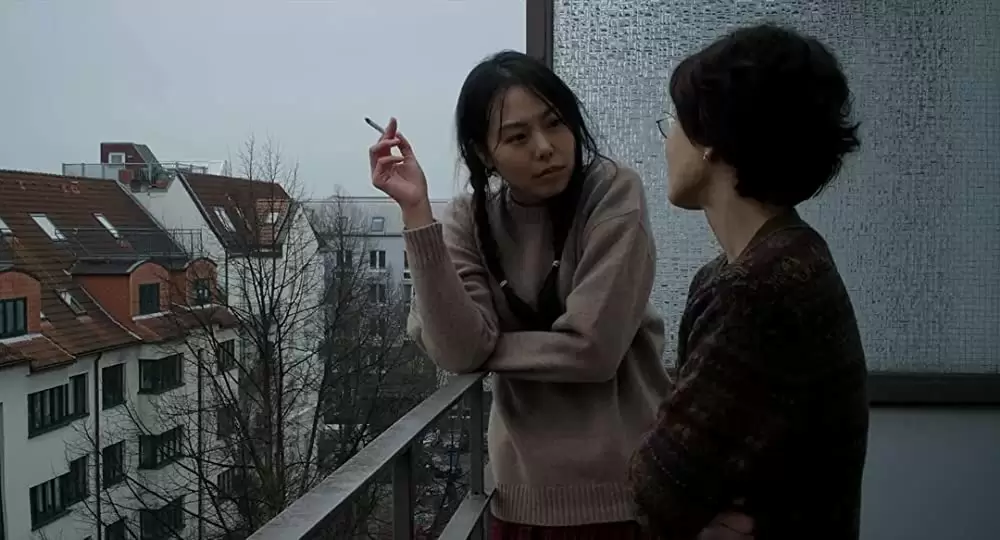 夜の浜辺でひとりの画像