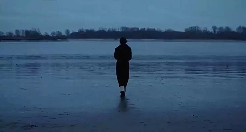 夜の浜辺でひとりの画像