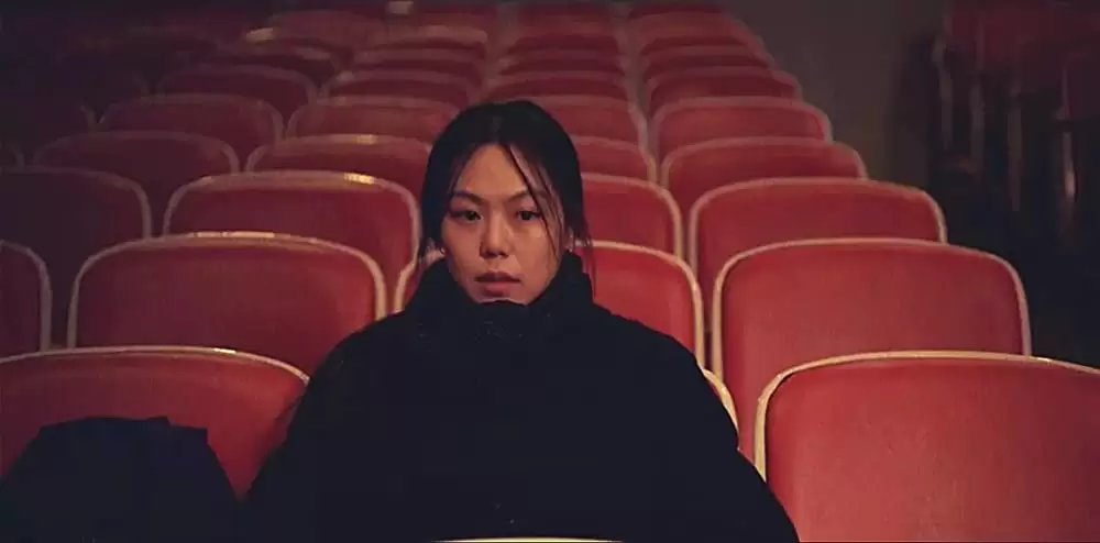 夜の浜辺でひとりの画像