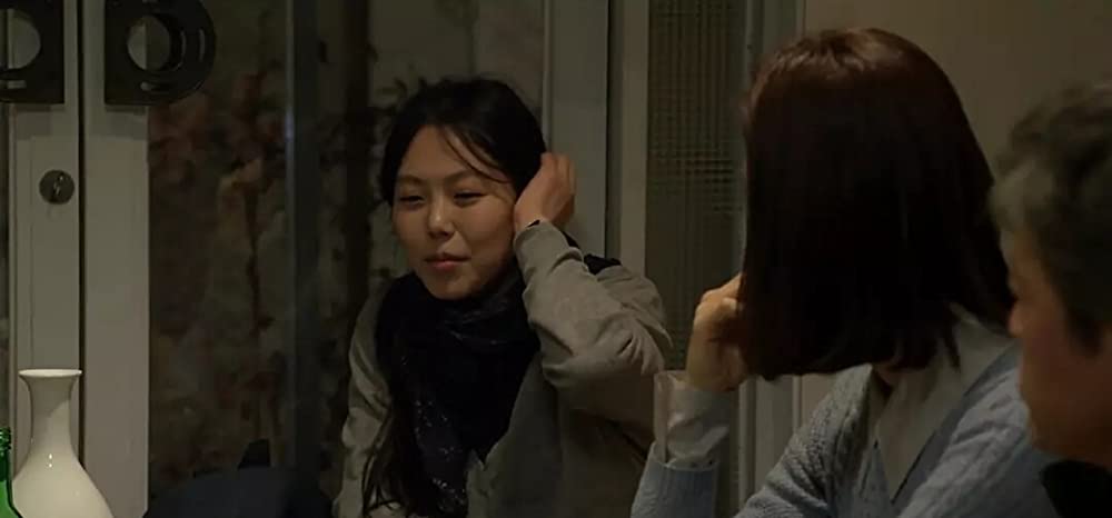 夜の浜辺でひとりの画像