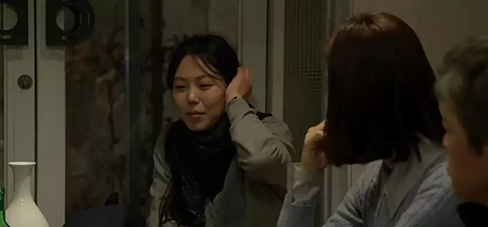 夜の浜辺でひとりの画像