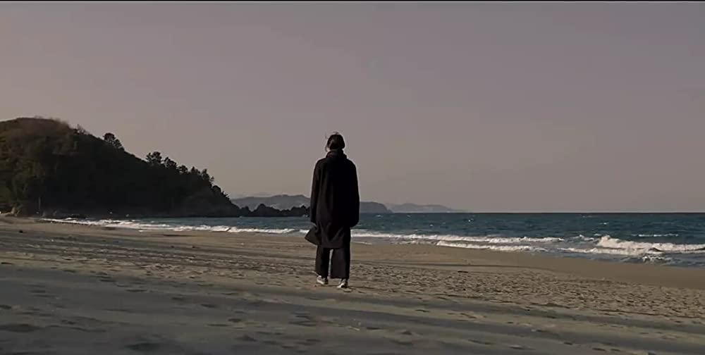 夜の浜辺でひとりの画像
