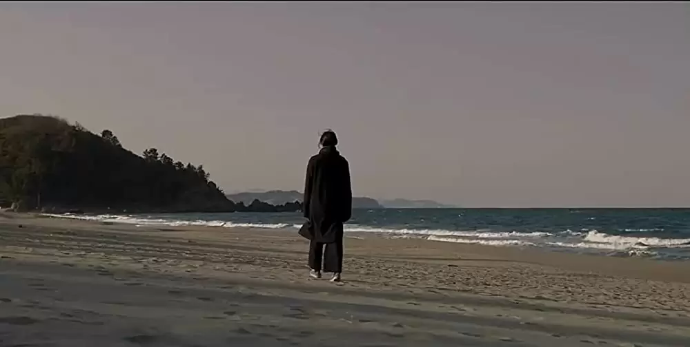 夜の浜辺でひとりの画像