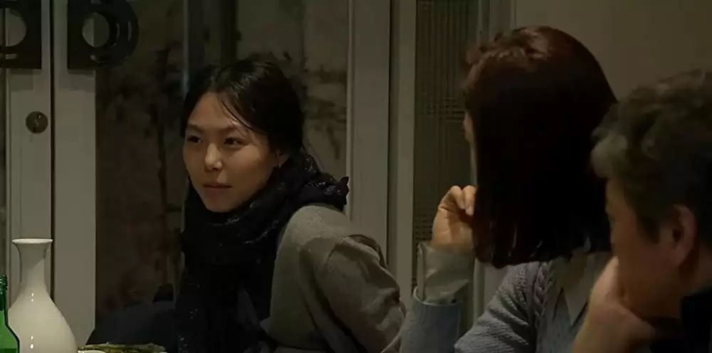 夜の浜辺でひとりの画像