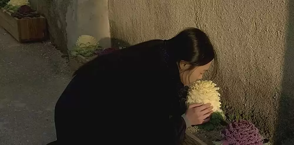 夜の浜辺でひとりの画像