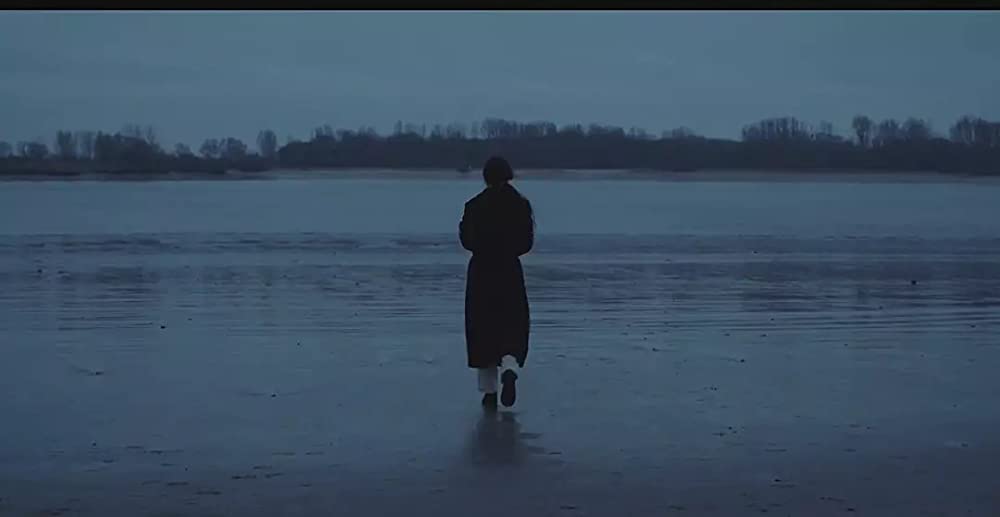 夜の浜辺でひとりの画像