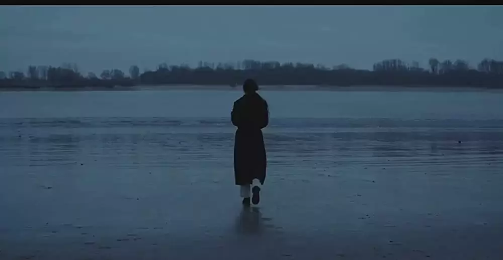 夜の浜辺でひとりの画像