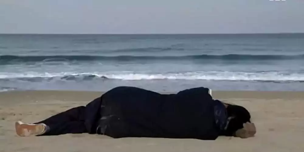 夜の浜辺でひとりの画像