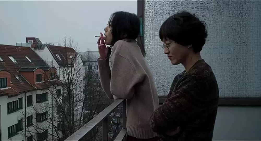 夜の浜辺でひとりの画像