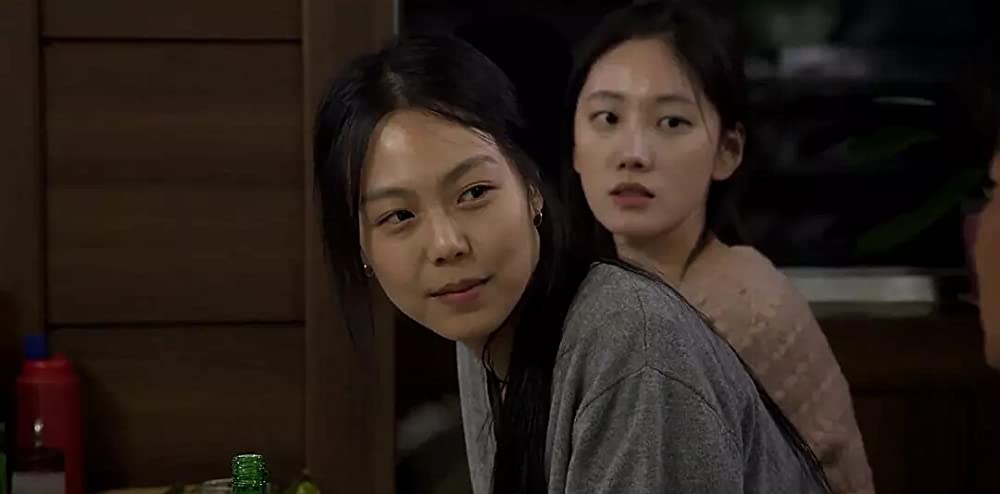 夜の浜辺でひとりの画像