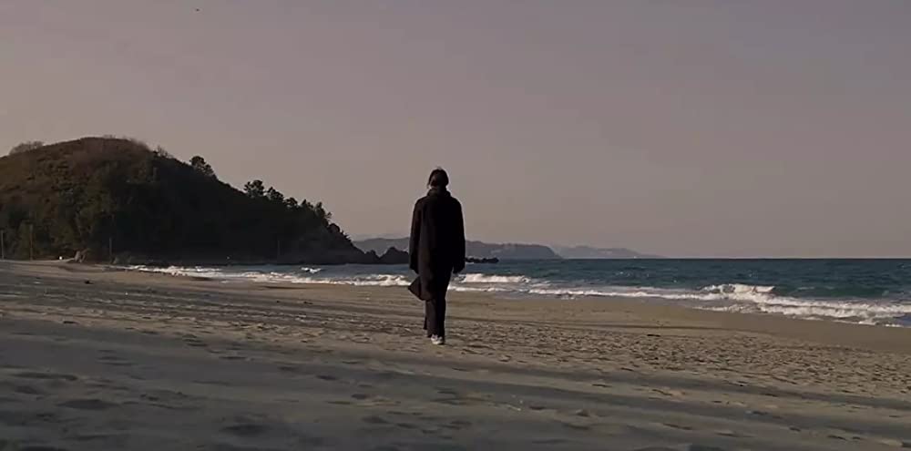 夜の浜辺でひとりの画像