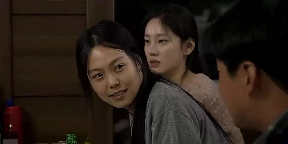 夜の浜辺でひとりの画像