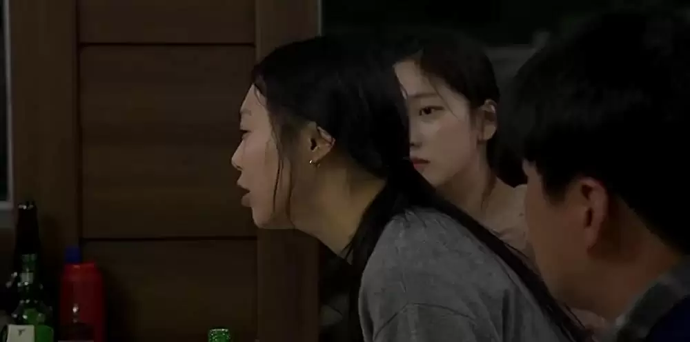 夜の浜辺でひとりの画像