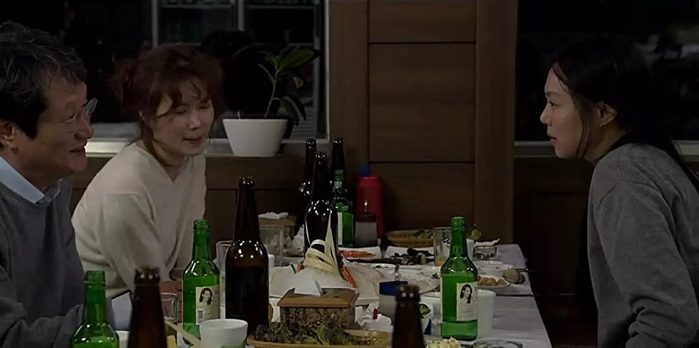 夜の浜辺でひとりの画像