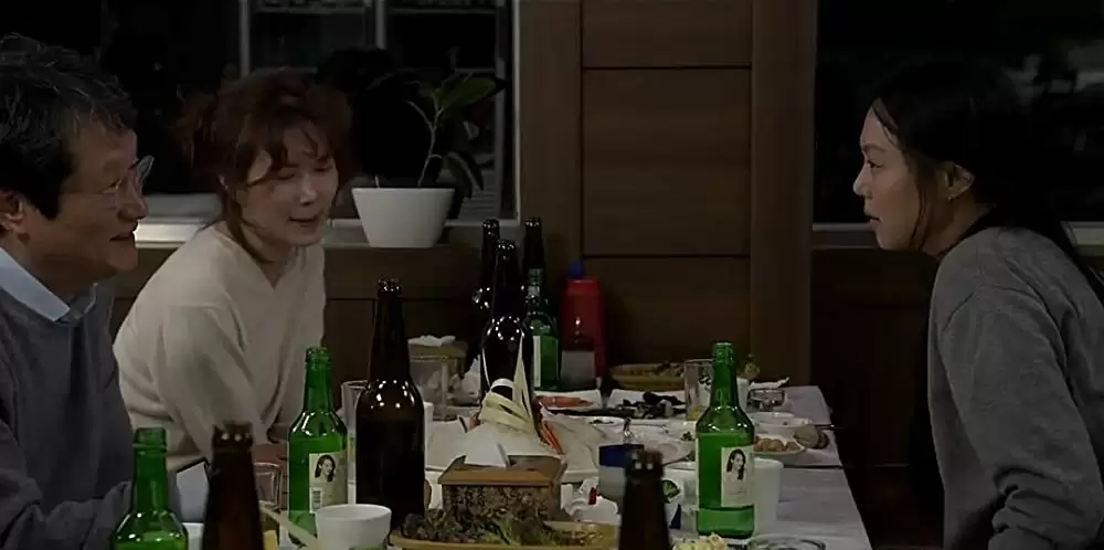 夜の浜辺でひとりの画像