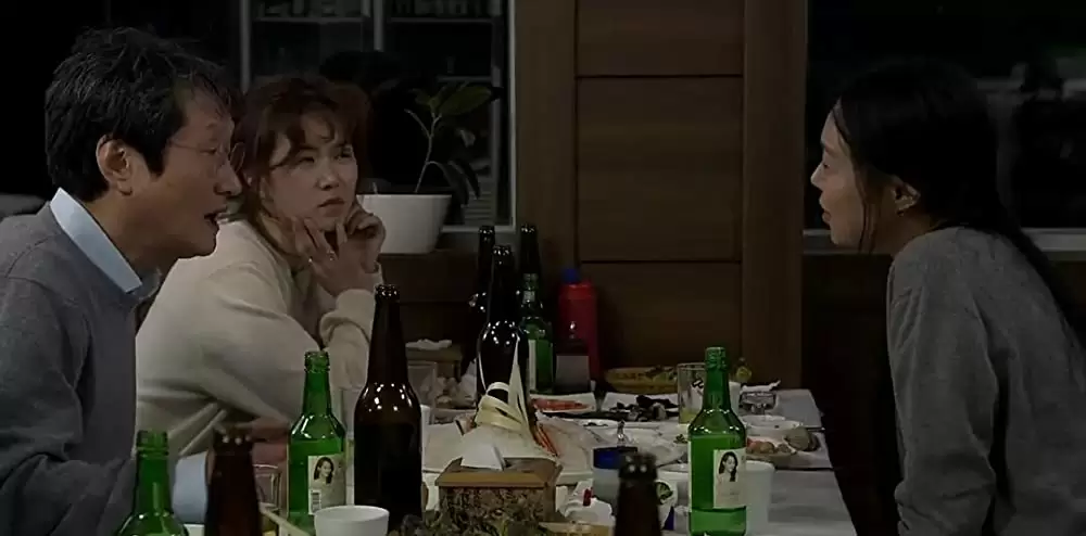 夜の浜辺でひとりの画像