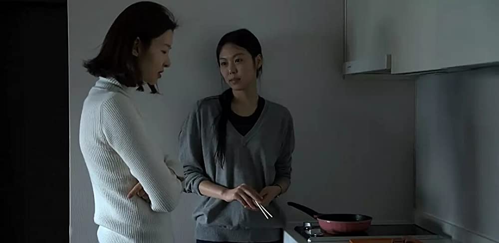 夜の浜辺でひとりの画像