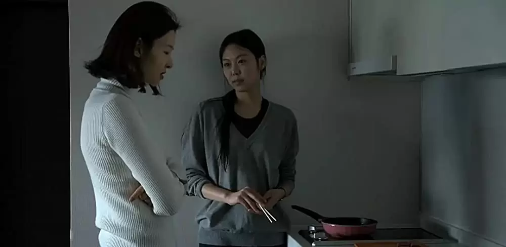 夜の浜辺でひとりの画像