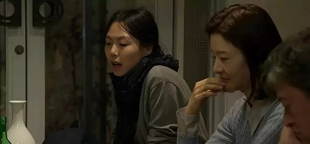 夜の浜辺でひとりの画像