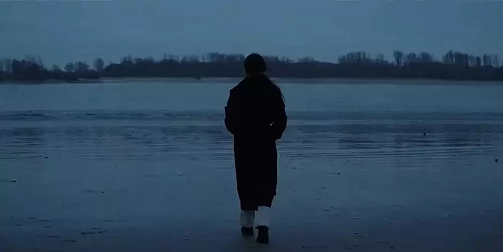 夜の浜辺でひとりの画像