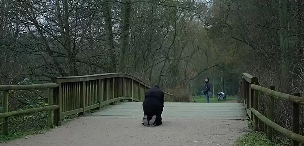 夜の浜辺でひとりの画像