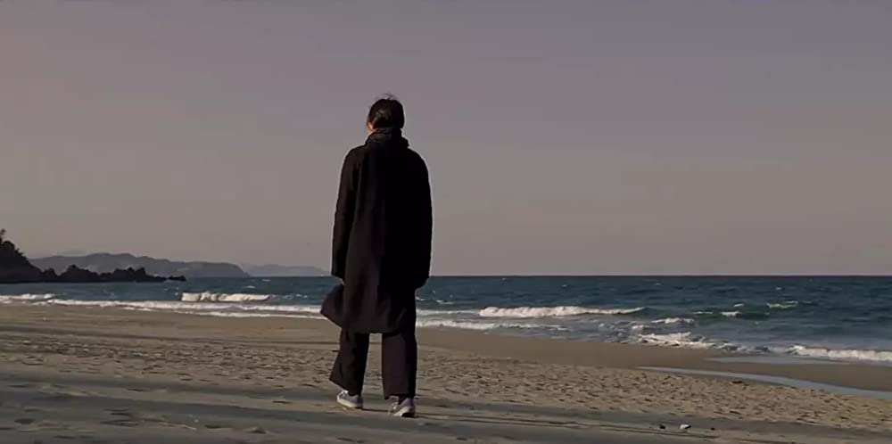 夜の浜辺でひとりの画像