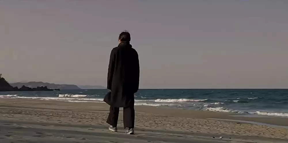 夜の浜辺でひとりの画像