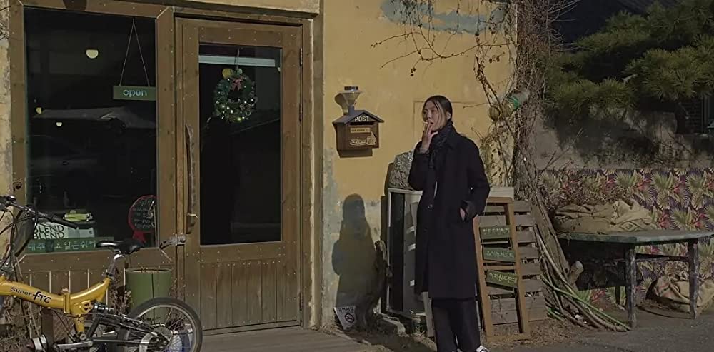 夜の浜辺でひとりの画像