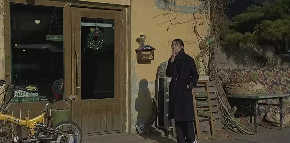 夜の浜辺でひとりの画像