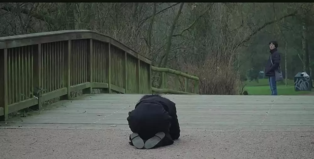夜の浜辺でひとりの画像
