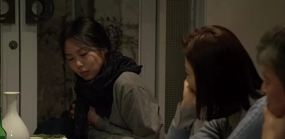 夜の浜辺でひとりの画像