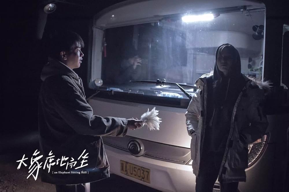 象は静かに座っているの画像