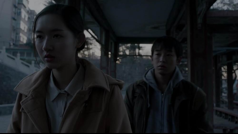 象は静かに座っているの画像