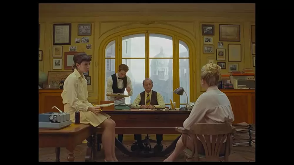 「フレンチ・ディスパッチ ザ・リバティ、カンザス・イヴニング・サン別冊」ビル・マーレイ & エリザベス・モス & パブロ・ポーリーの画像