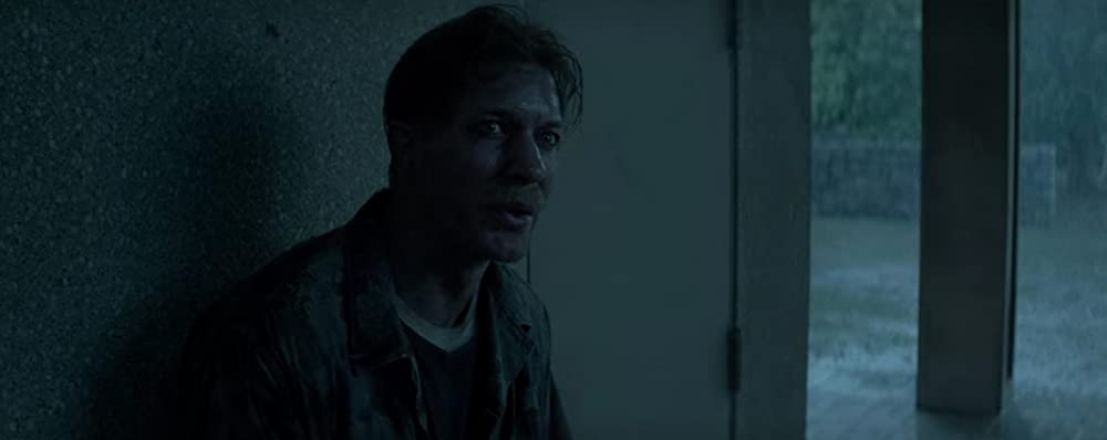 侵入する男の画像