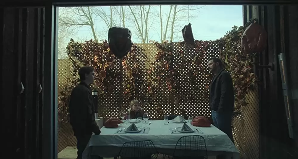 「ロッジ 白い惨劇」リチャード・アーミテージ & Jaeden Martell & リア・マクヒューの画像