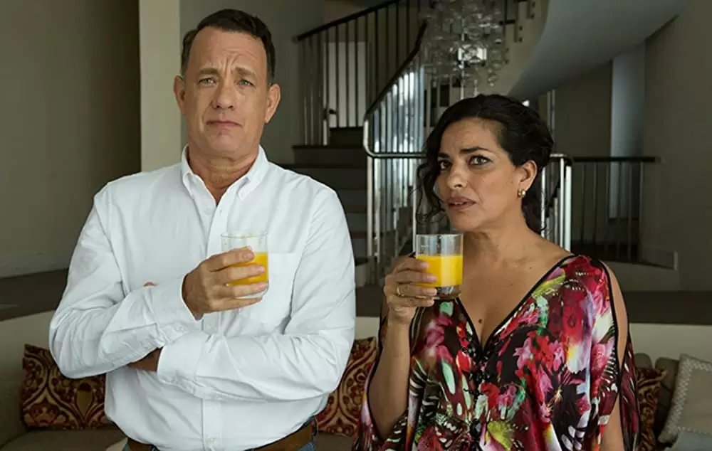 「王様のためのホログラム」トム・ハンクス & サリタ・チョウドリーの画像