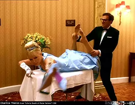 「ピーター・セラーズの愛し方 〜ライフ・イズ・コメディ！」シャーリーズ・セロン & ジェフリー・ラッシュの画像