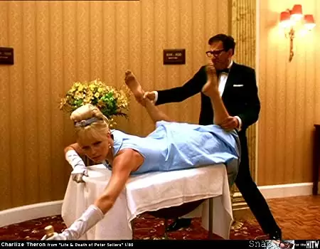 「ピーター・セラーズの愛し方 〜ライフ・イズ・コメディ！」シャーリーズ・セロン & ジェフリー・ラッシュの画像