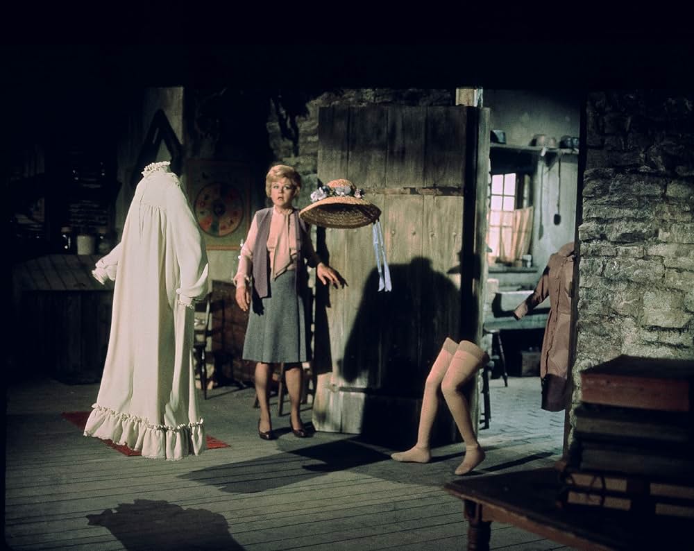 ベッドかざりとほうきの画像