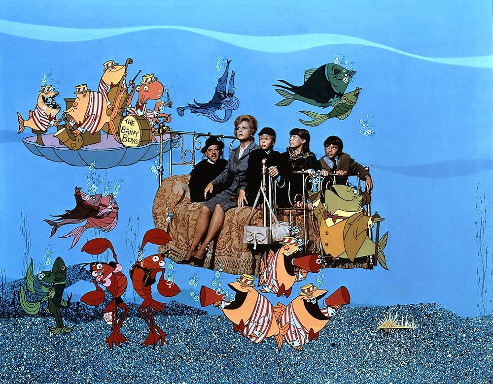 ベッドかざりとほうきの画像