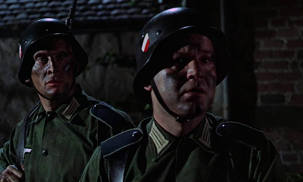 ベッドかざりとほうきの画像