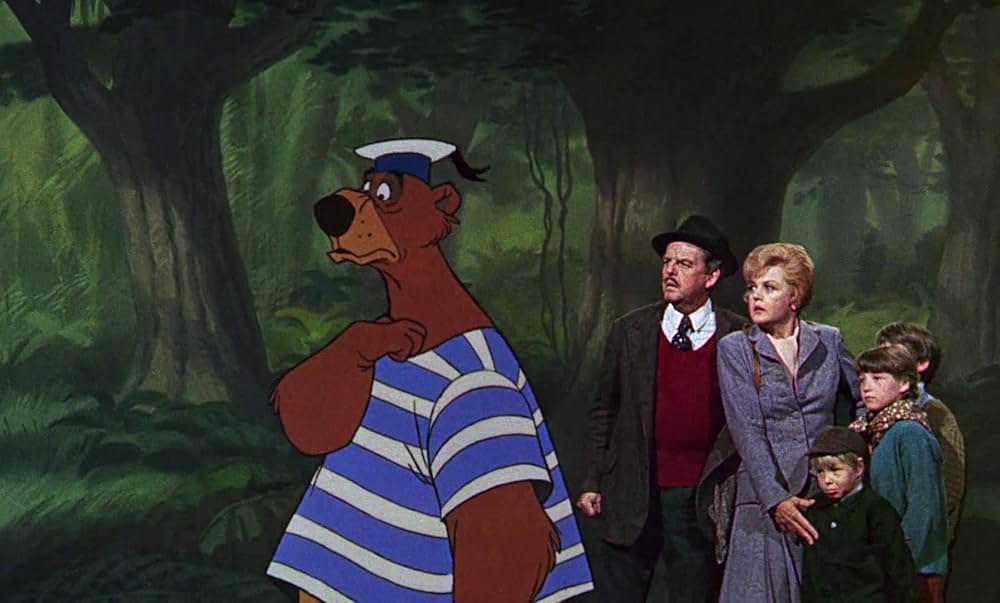 ベッドかざりとほうきの画像