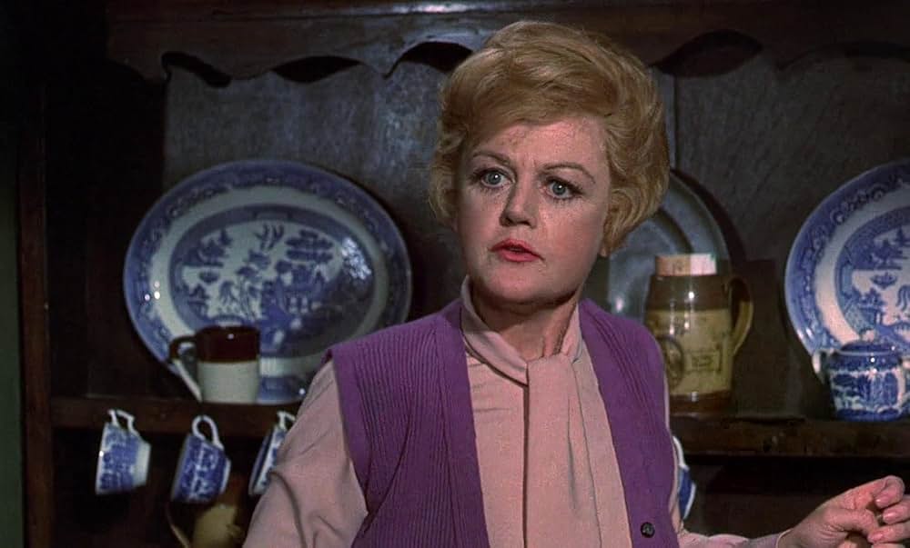 ベッドかざりとほうきの画像