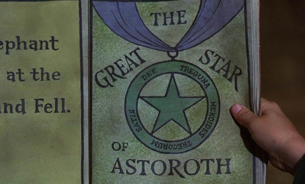 ベッドかざりとほうきの画像