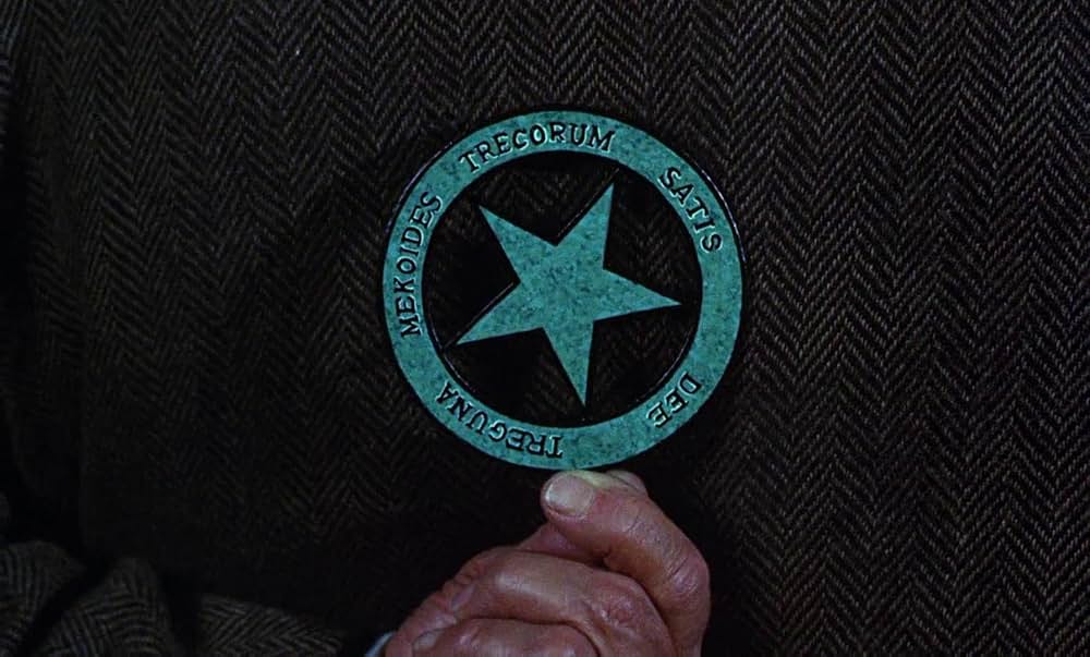 ベッドかざりとほうきの画像