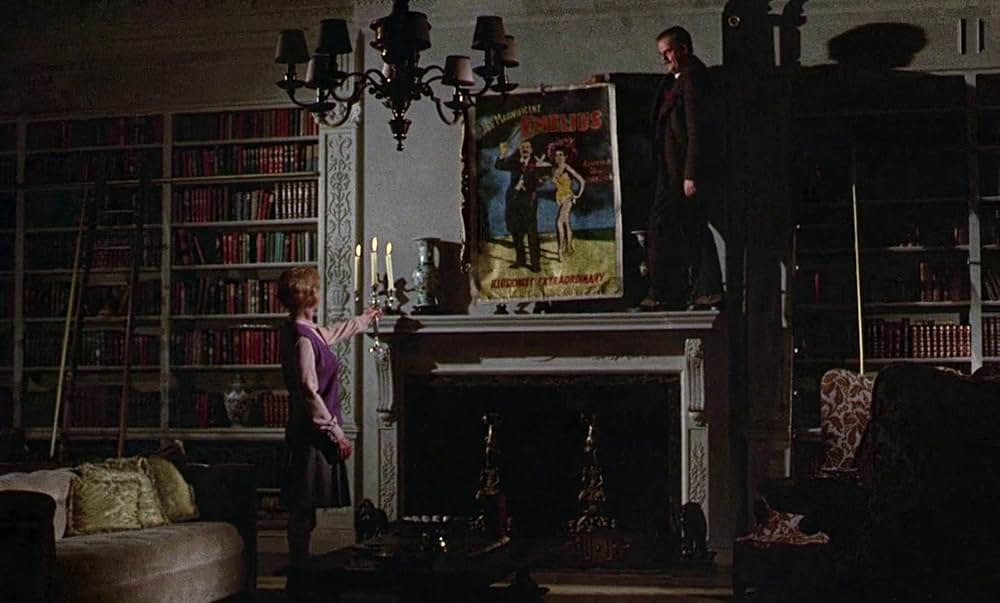 ベッドかざりとほうきの画像