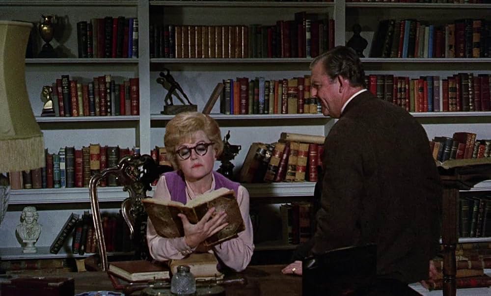 ベッドかざりとほうきの画像