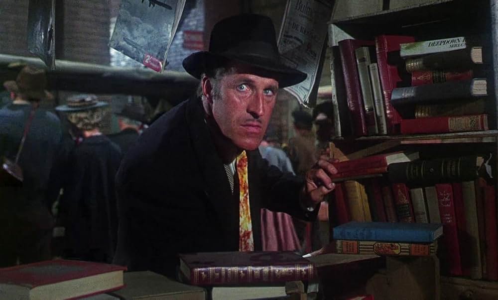 ベッドかざりとほうきの画像